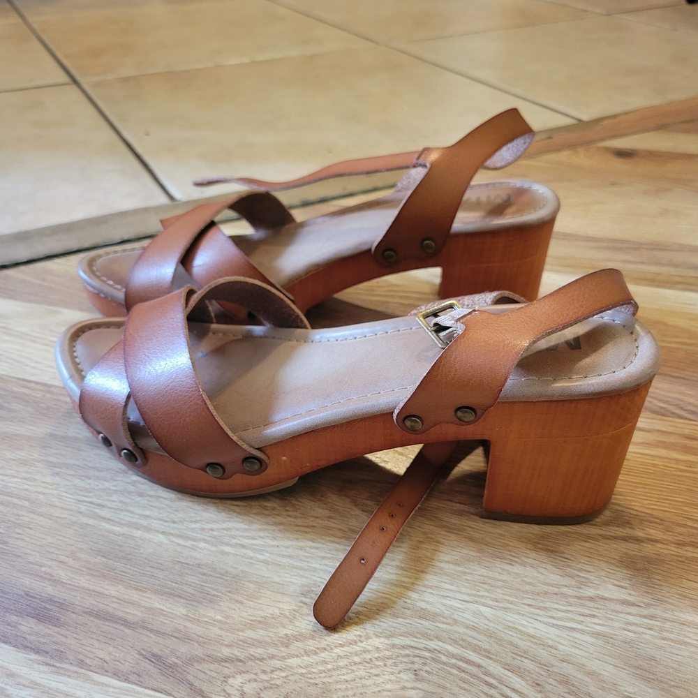 Elegant Tan Leather Block Heel Sandals
